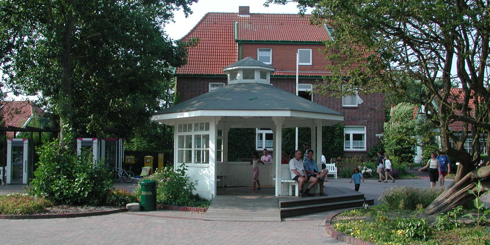 Pavillon vorm Rathaus Spiekeroog beim Teetied